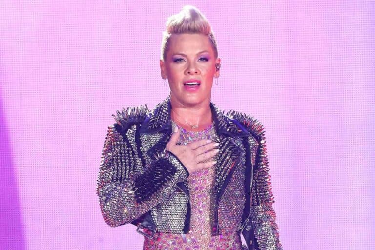 VIDEO: Pink interrumpe su actuación en su primer concierto en Australia