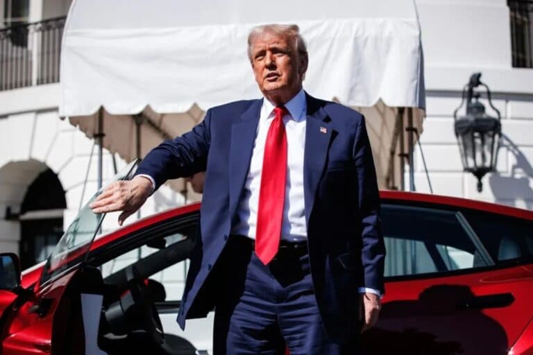 Trump propone enviar a las cárceles de El Salvador a los que queman vehículos Tesla