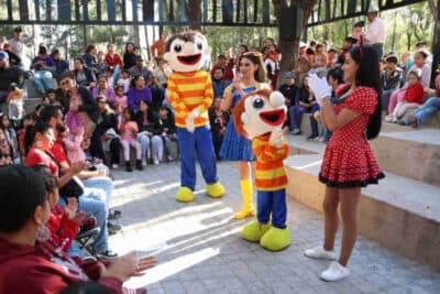 Anttziry, candidata a la Feria de la Primavera, conquista a los asistentes del Foro Cultural de la Alameda en Jerez