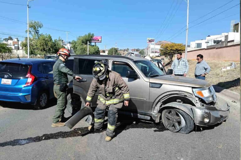 Camioneta choca contra un objeto fijo en Calzada Solidaridad; hay una mujer herida