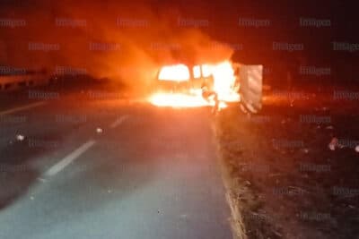 Localizan una camioneta calcinada en la carretera Fresnillo-Valparaíso