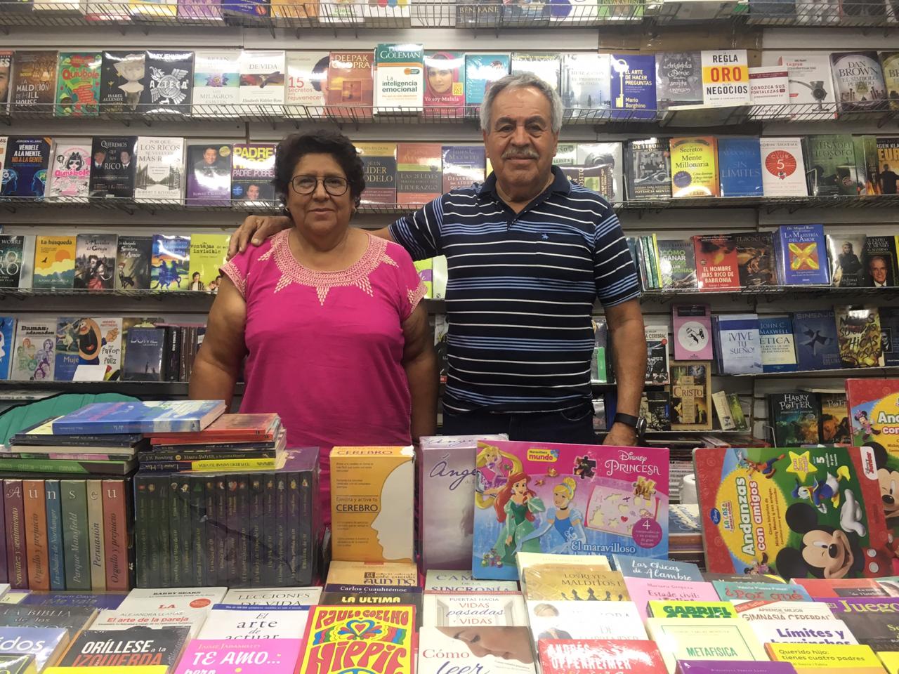 Don Leopoldo quiere ayudar a cultivar el espíritu mediante los libros, por lo que recorre el país desde hace 18 años acompañado de títulos como El Quijote o La Divina Comedia. 