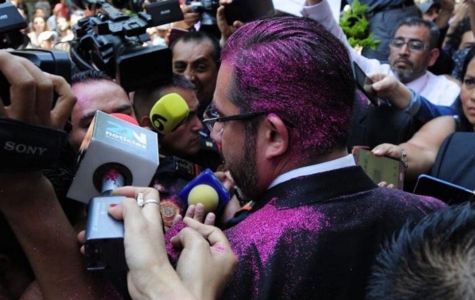 Las manifestantes llenaron de brillantina rosa al secretario de seguridad Jesús Orta.