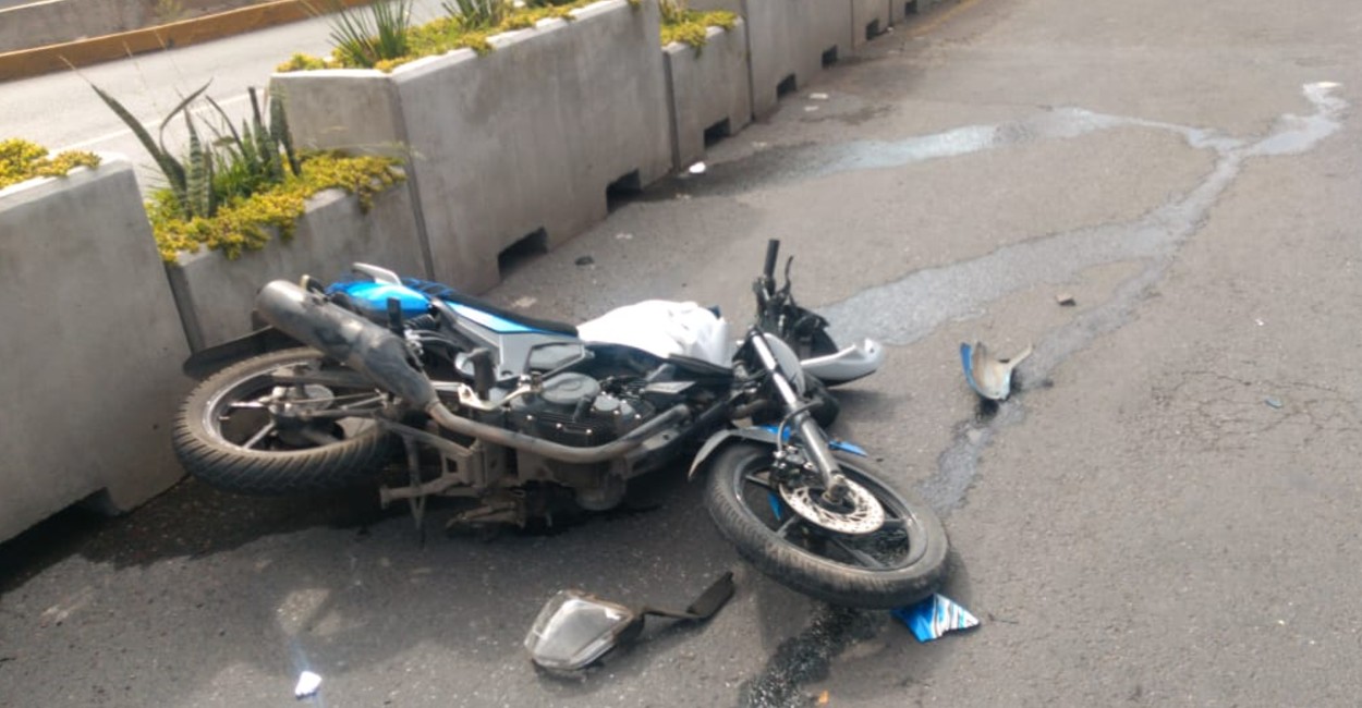 El conductor de una motocicleta de bajo cilindraje, acabó en el hospital tras caer aparatosamente y chocar contra barrera de contención. (Foto: Cortesía)
