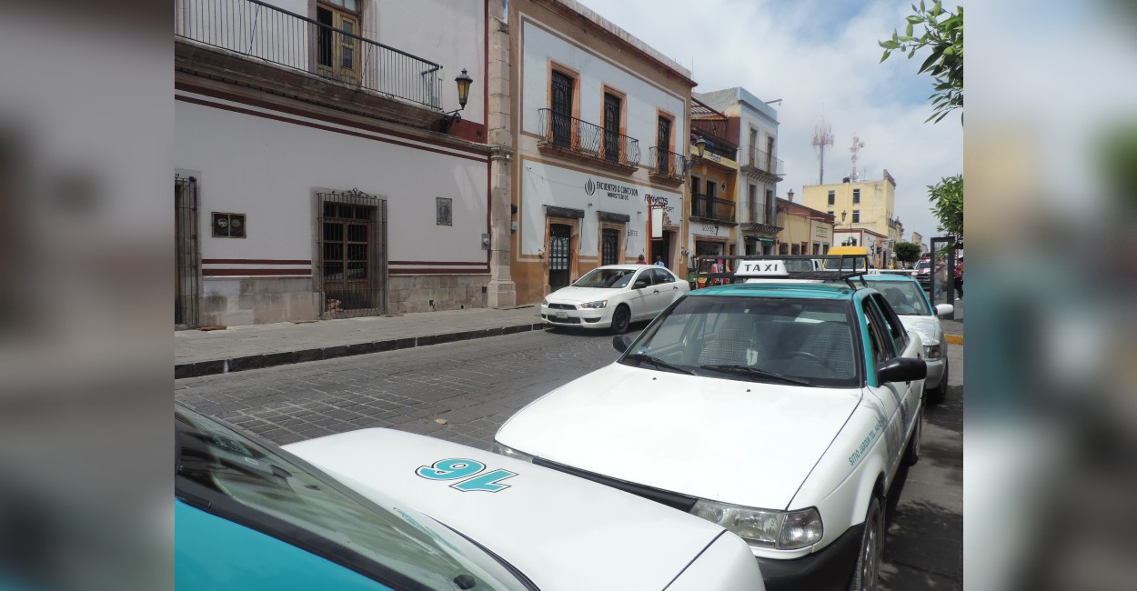 Los taxistas se mofaron de que sólo hay dos carros en servicio.
Foto: Silvia Vanegas