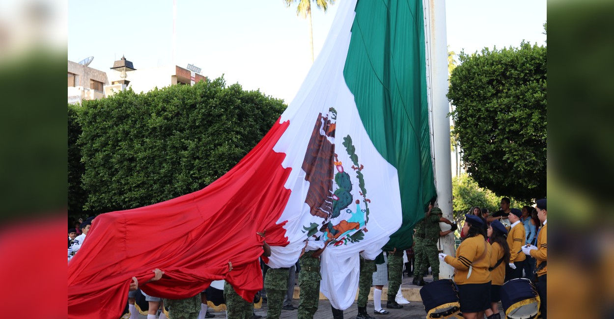 El municipio carecía de bandera y decidieron comprar una.
Foto: Rocío Ramírez