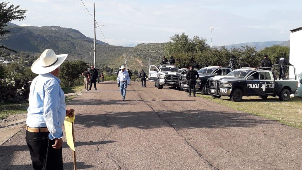 La presencia de los policías estatales molesta a los ejidatarios de Atotonilco. Foto: Cortesía.