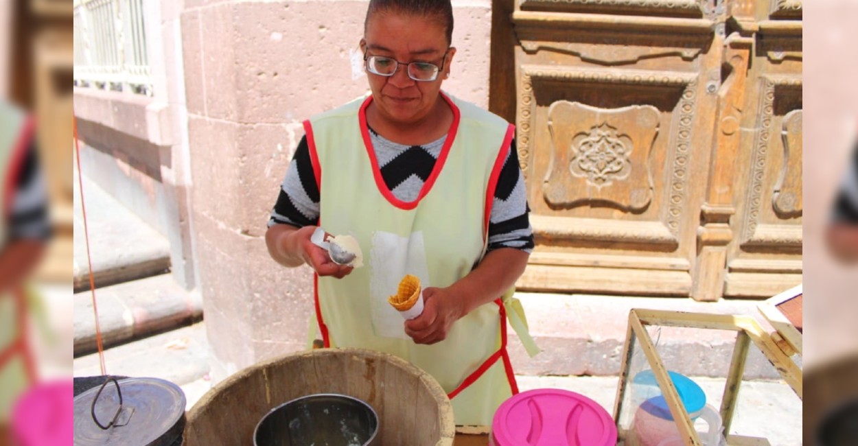 Aracely Ortega, se gana la vida vendiendo helados.