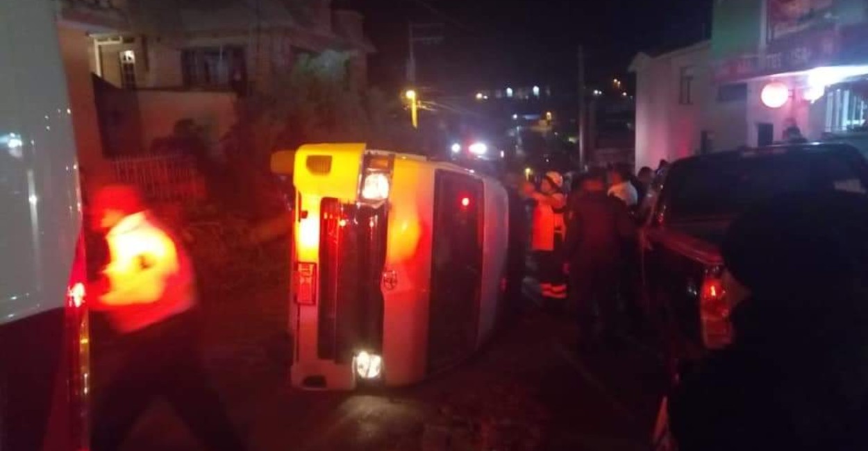 6 de los 14 turistas que viajaban en una camioneta, resultaron heridos. (Foto: Cortesía)