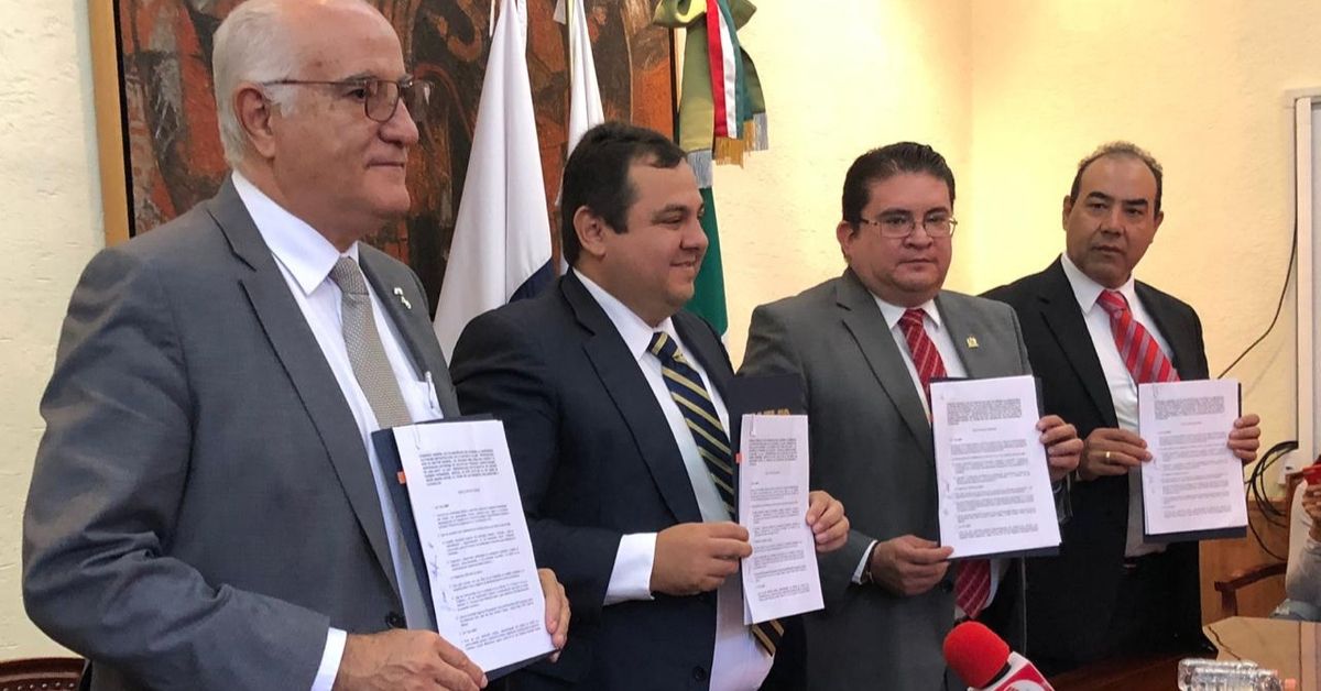 Autoridades de la UAZ y la UAM firmaron el convenio. Foto: Franco Valdez.