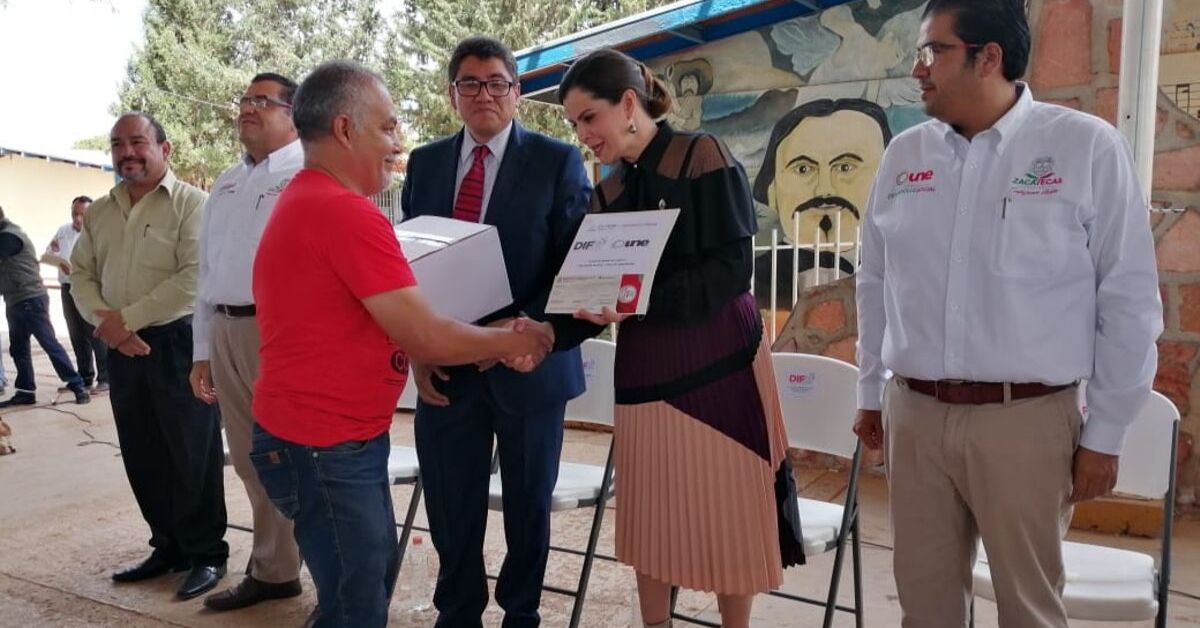 La presidente honorífica de DIF Estatal, Cristina Rodríguez Pacheco, encabezó el pago del programa. Foto: Marcela Espino.