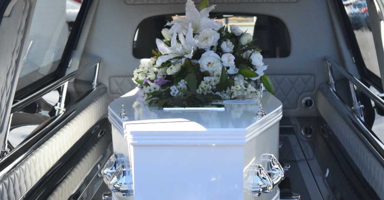 El muerto regresó a casa después de su funeral.