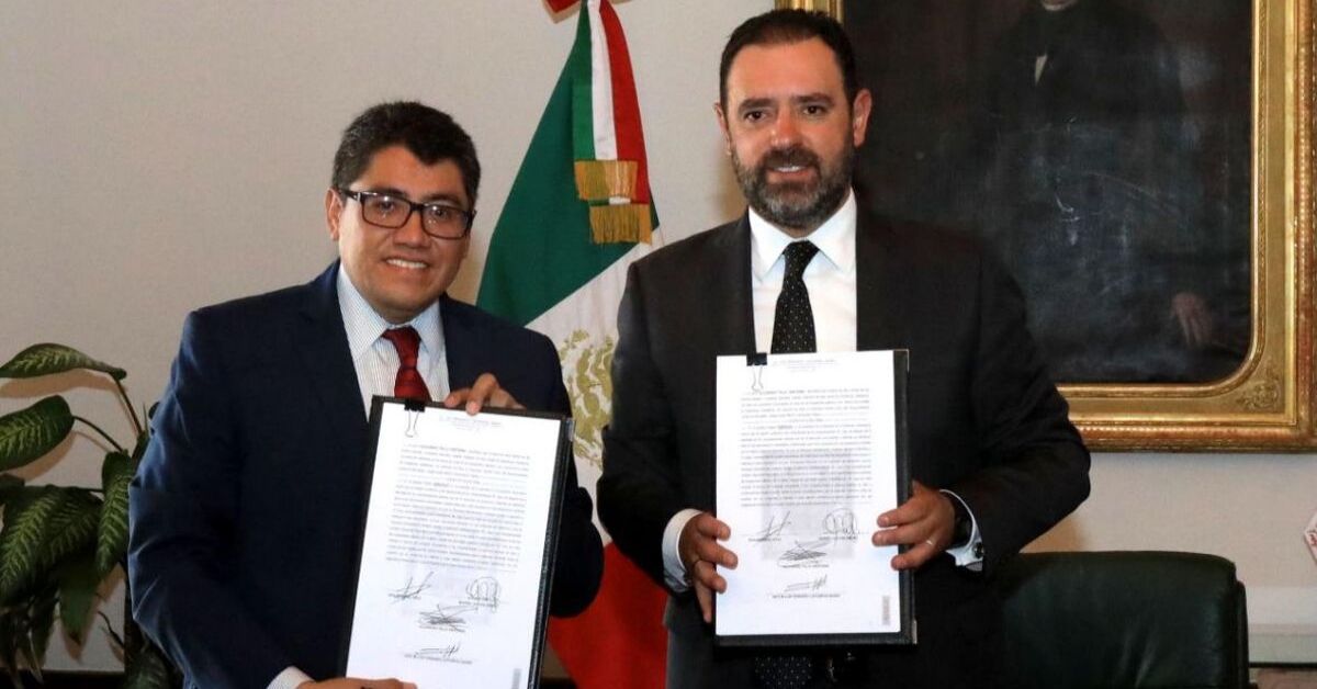 Saúl Monreal y Alejandro Tello firmaron la donación de escrituras. Foto: Cortesía.