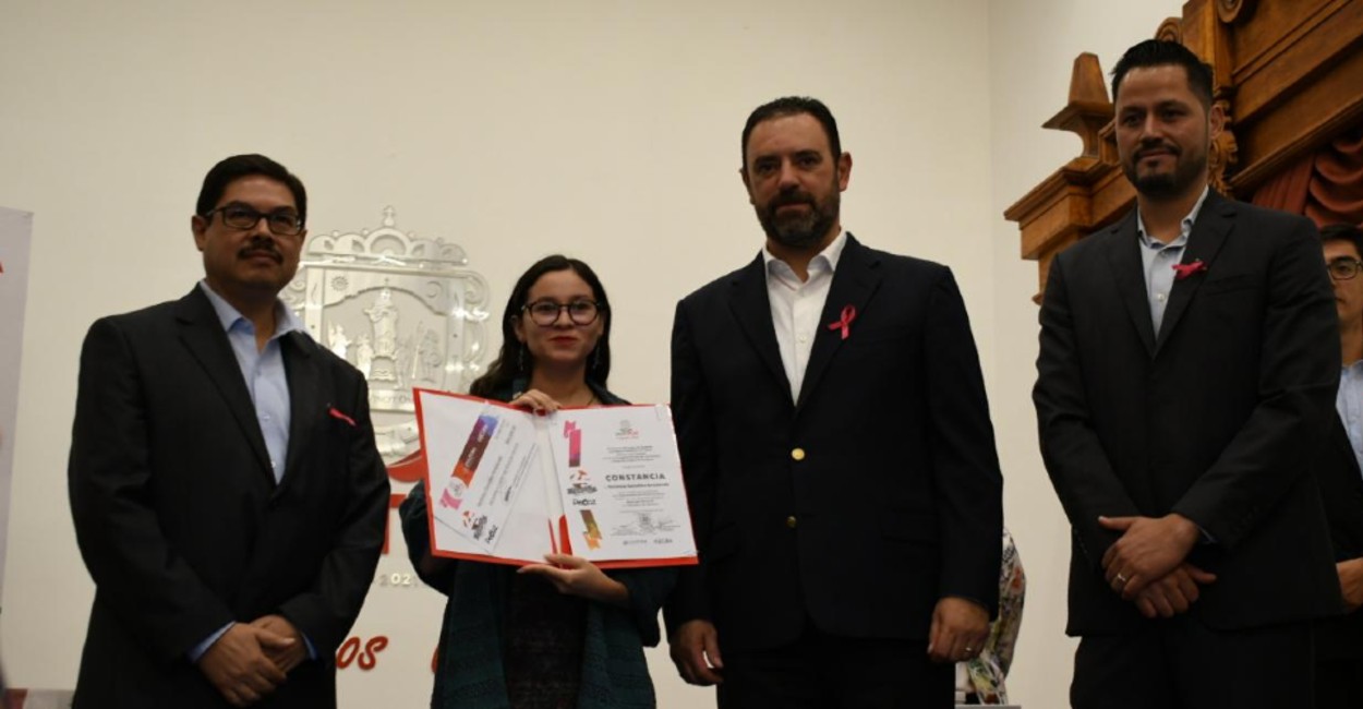 Alfonso Vázquez y Alejandro Tello, junto a algunos de los beneficiarios. / Foto: María Gamboa.