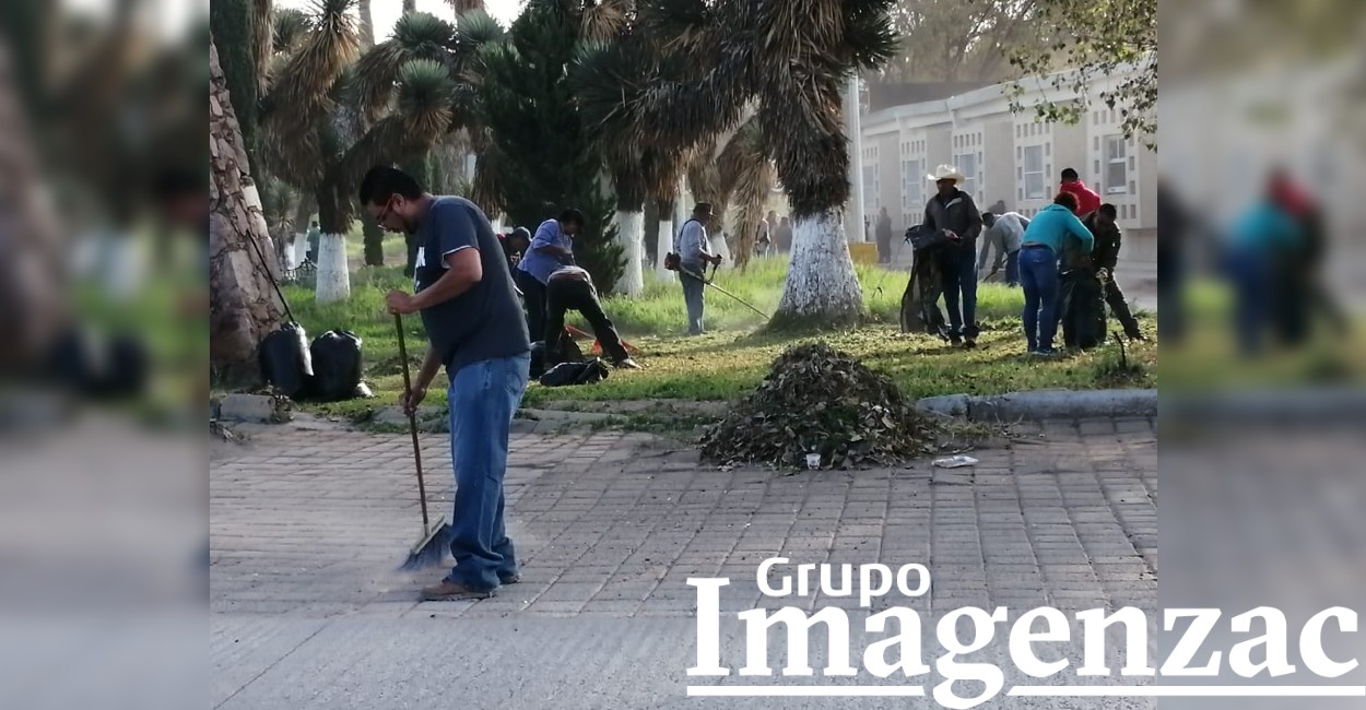 Autoridades del municipio arrancaron el programa Funcionarios limpiando la ciudad. (Foto: Marcela Espino)