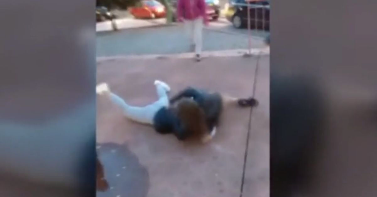 Mientras las jovencitas se atacan en una plaza de Ponferrada, sus amigos las graban e incitan a pelear. Foto: Cortesía.