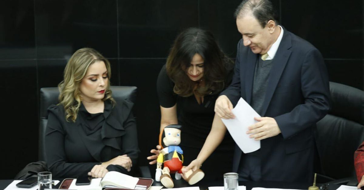 La senadora Indira Rosales le regaló un Pinocho a Durazo. Foto: Cortesía.