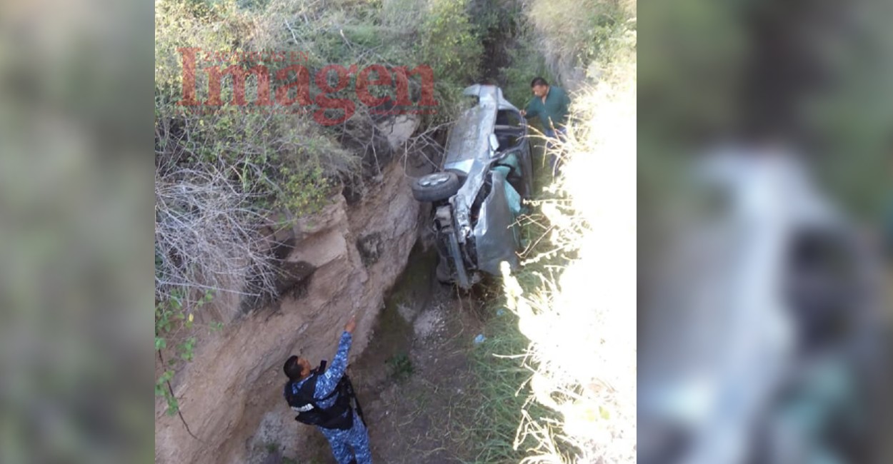 Automóvil termina en un arroyo entre los límites de Huanusco y Jalpa - Imagen de Zacatecas, el periódico de los zacatecanos