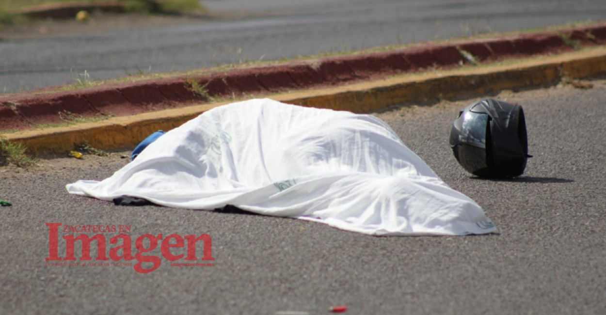El cadáver de la mujer quedó tirado en el asfalto.