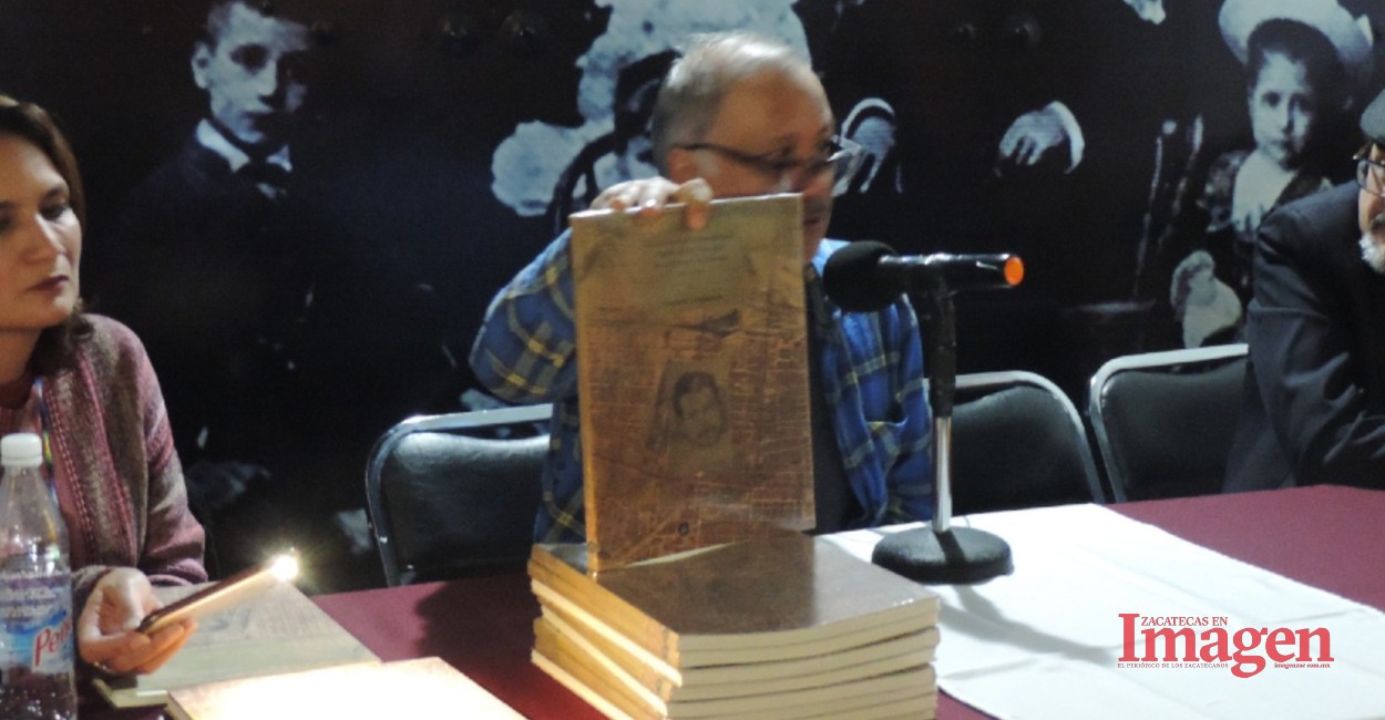Ernesto Lumbreras presentando su libro Acueducto Infinitesimal