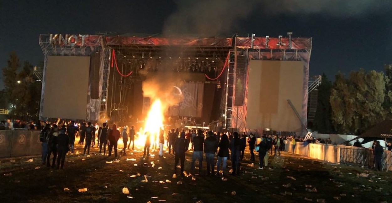 Asistentes enardecidos incendiaron parte de los instrumentos y causaron disturbios en el festival./ Foto:Twitter @SoyYeiPi
