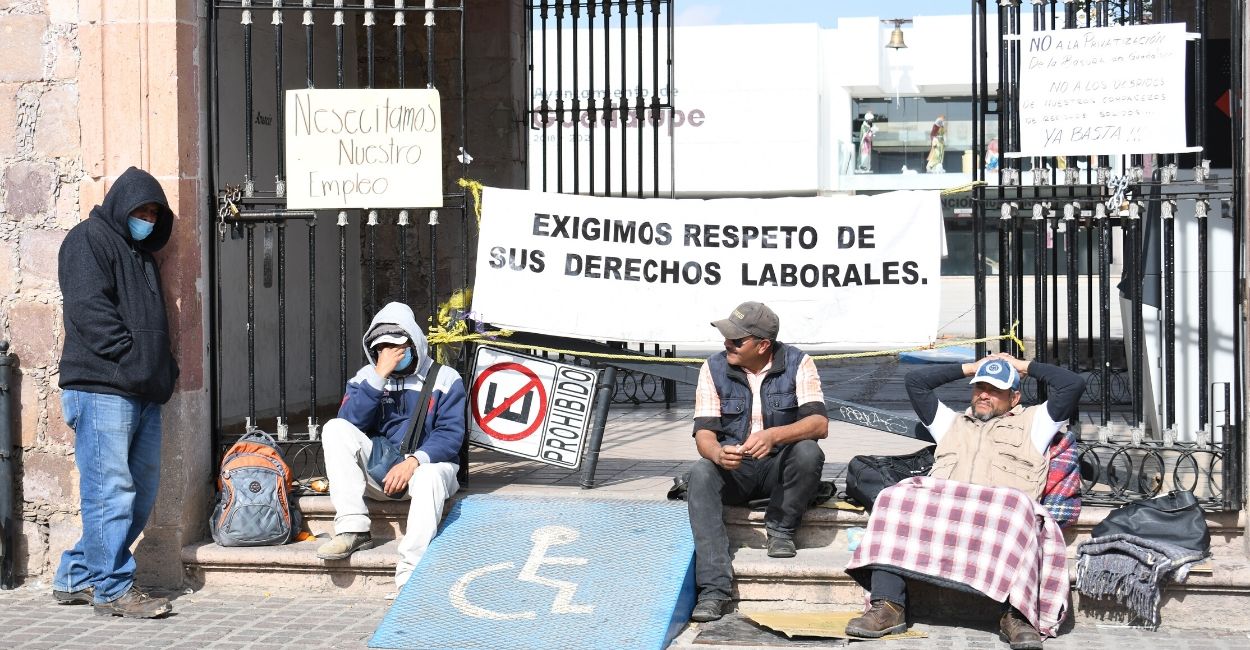 Trabajadores de Limpia bloquearon la Presidencia Municipal de Guadalupe. Foto: Cortesía.