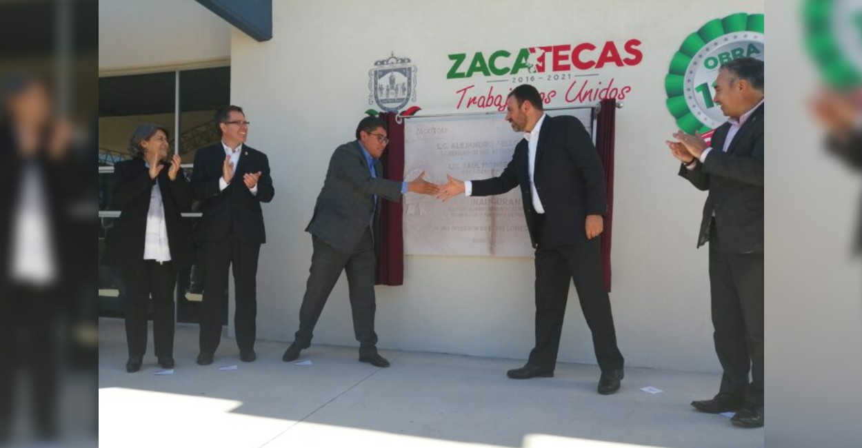 El gobernador del estado, Alejandro Tello Cristerna, junto al alcalde Saúl Monreal develaron la placa.