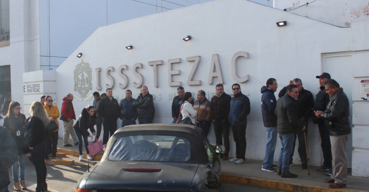 TRABAJADORES TOMARON las oficinas del Issstezac. Imagen: Miguel Alvarado