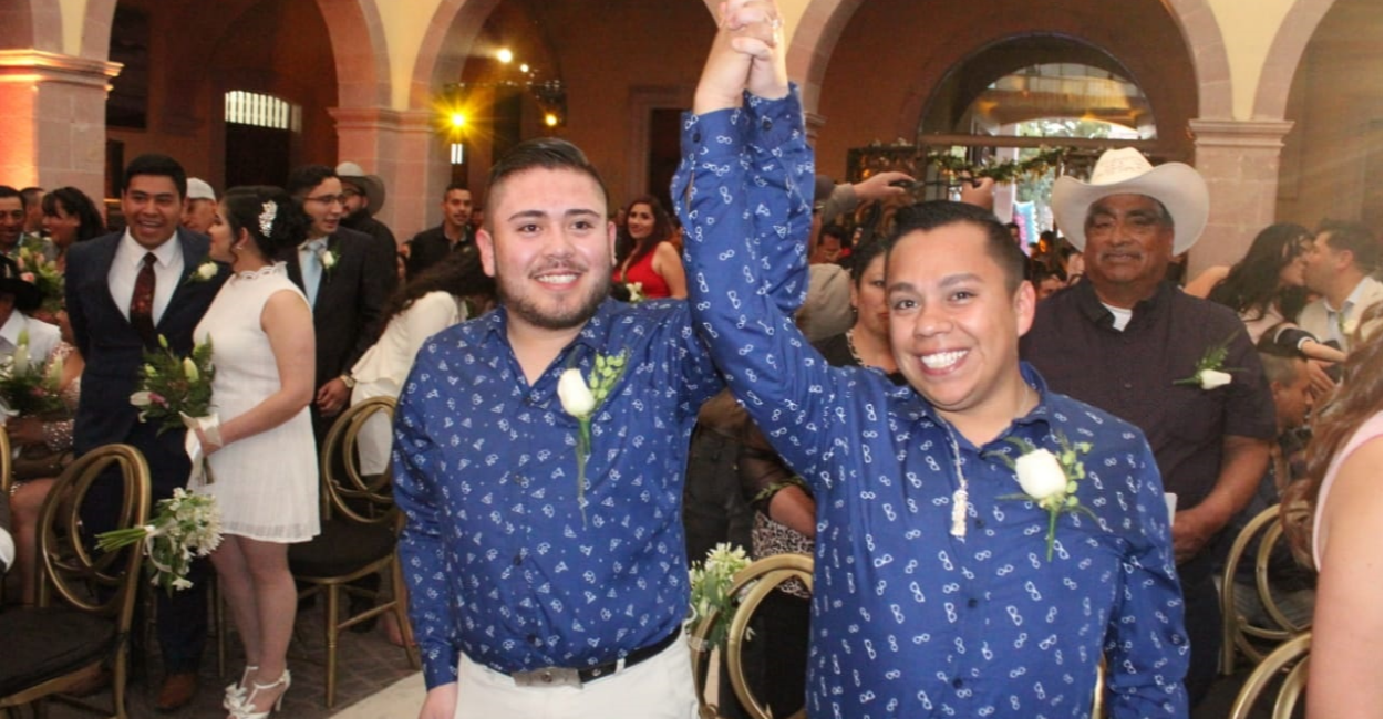 Celebran parejas homosexuales la posibilidad de casarse en la capital del estado.