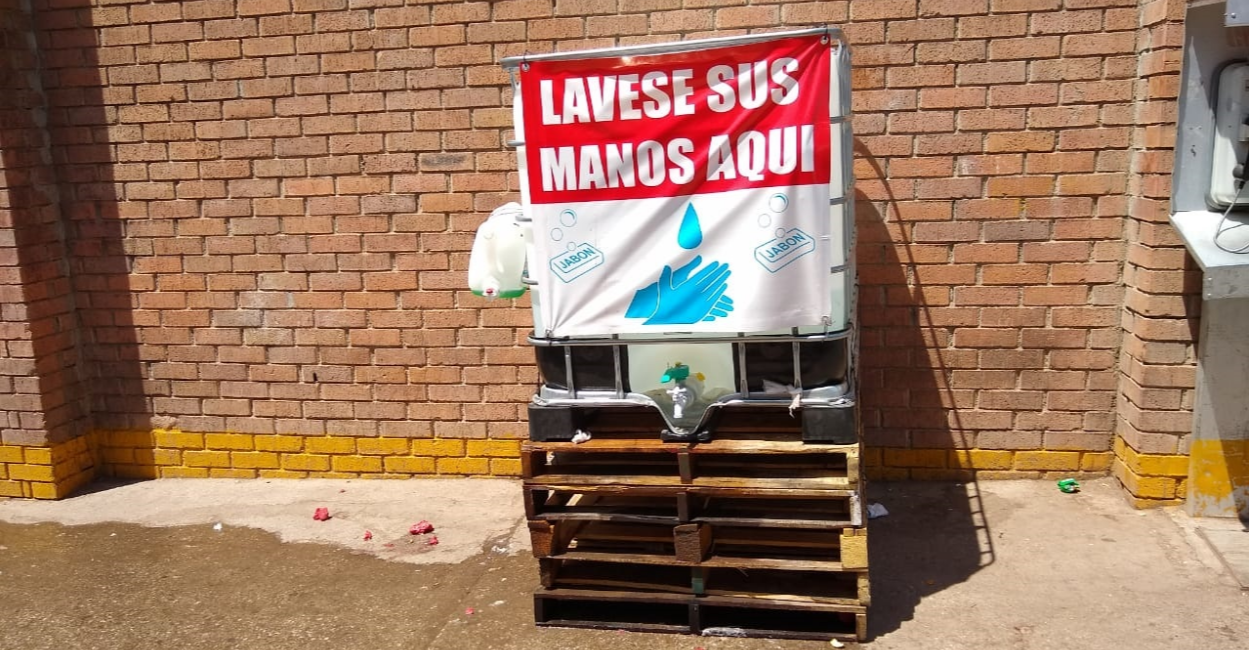 Los comerciantes improvisaron unos lavamanos para invitar a la gente a mantener la higiene necesaria. Foto: Marcela Espino.