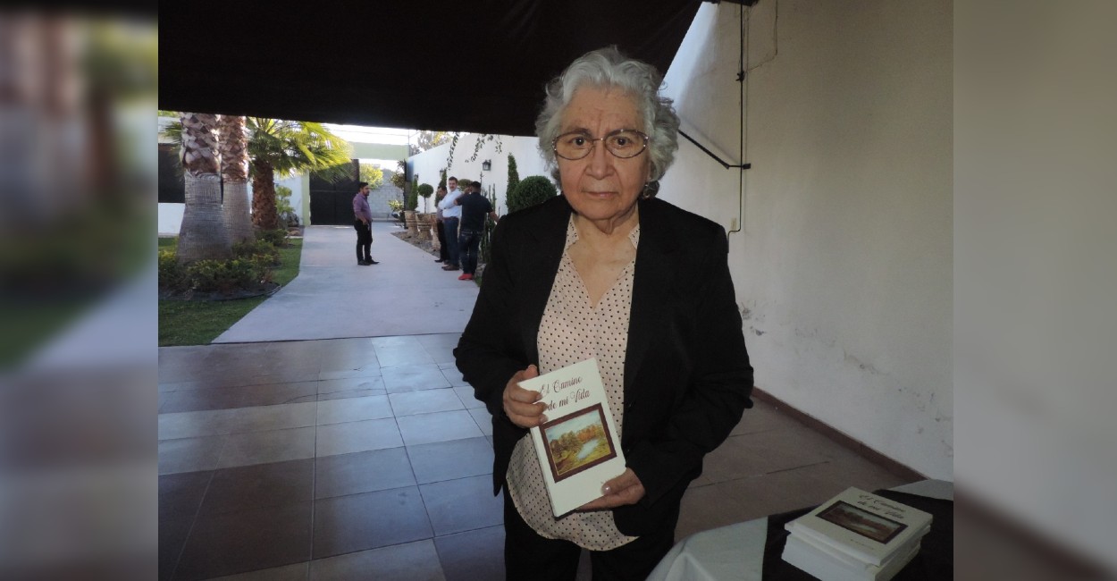 La señora Soledad presentó su libro El camino de mi vida.
