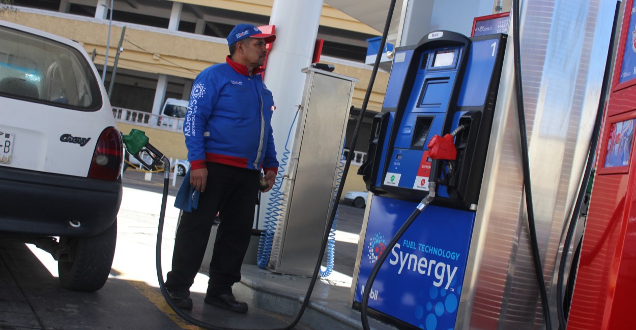En promedio el precio de los combustibles ha bajado un peso por litro.