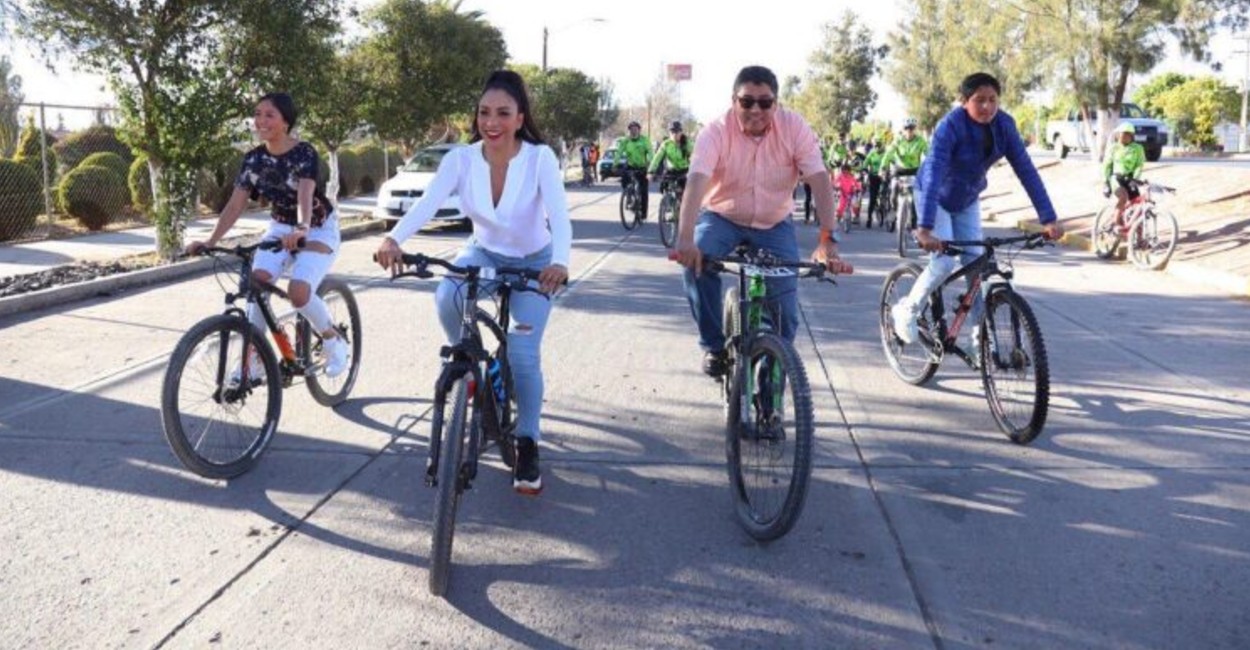 El alcalde y su familia 
encabezaron el paseo ciclista. Foto: Cortesía.