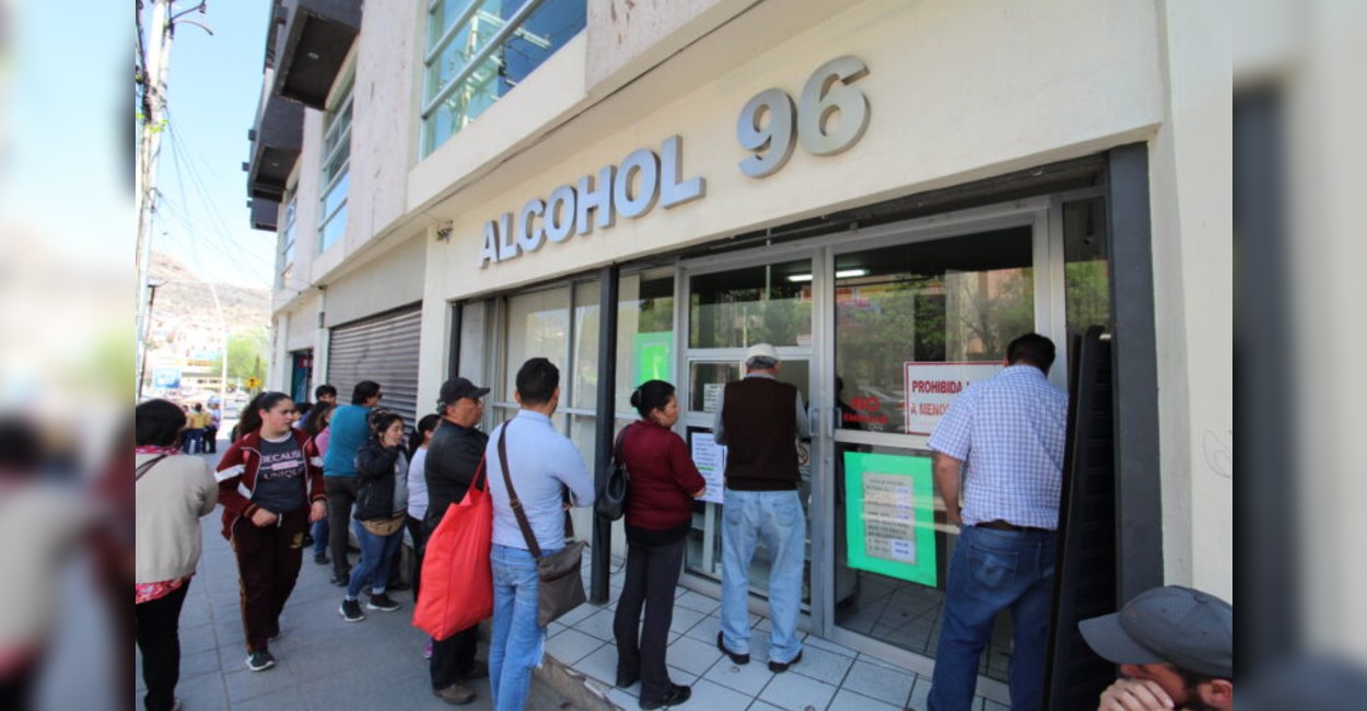 Los expendios dedicados a la venta de alcohol lucen con grandes filas. 