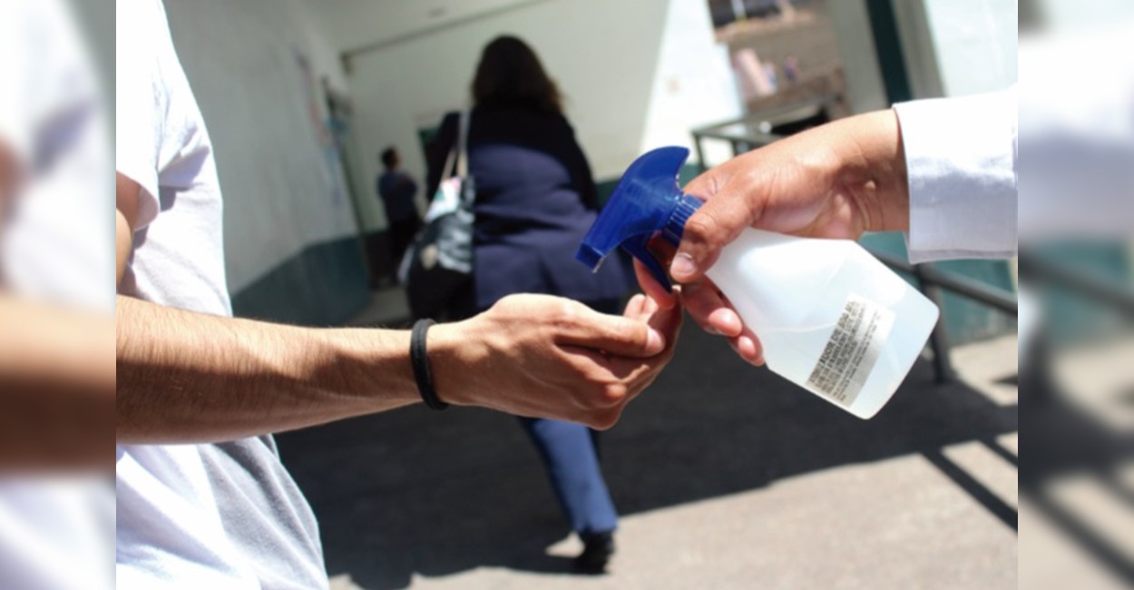 La ciudadanía debe lavar constantemente sus manos, utilizar gel antibacterial y cubrebocas en caso de ser necesario. Foto: Miguel Alvarado.