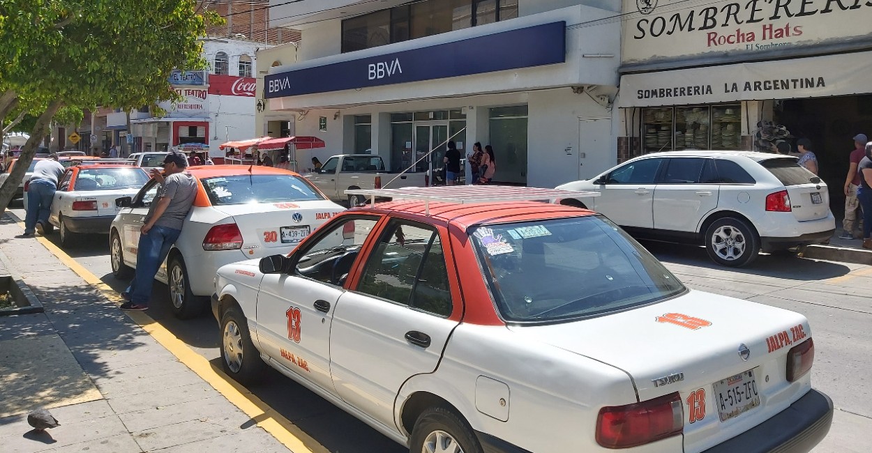 Los taxistas aseguran que es a raíz de la suspensión de clase y la cuarentena. Foto: Rocío Ramírez