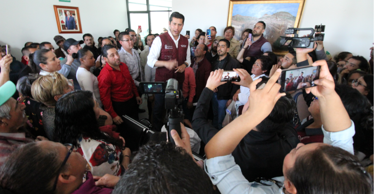 Julio César Chávez llegó a la reunión con un grupo de simpatizantes. 
Foto: Miguel Alvarado.