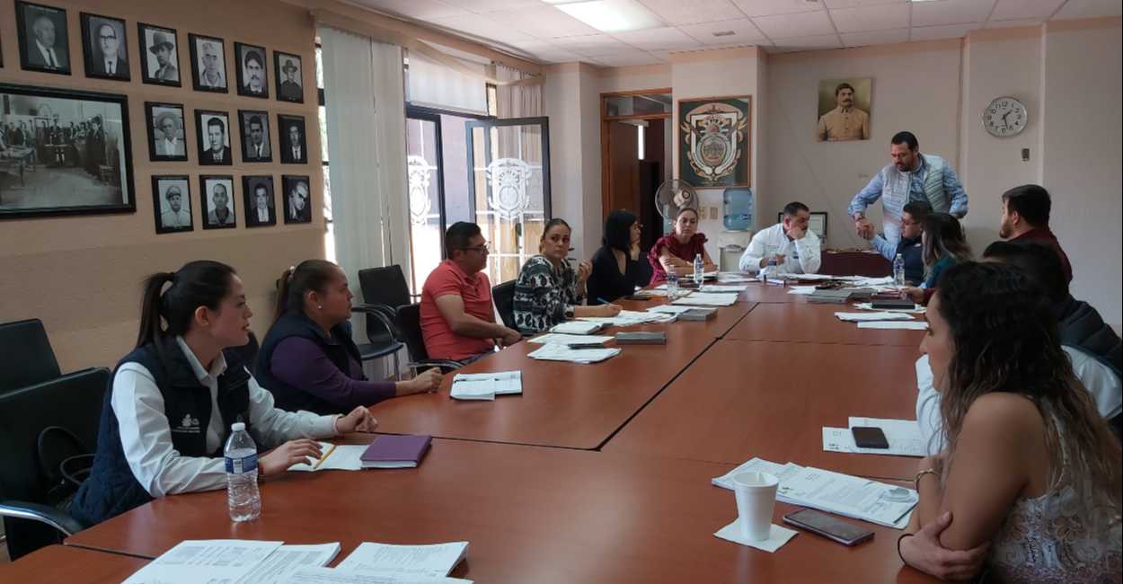 Integrantes del Ayuntamiento y del Instituto Zacatecano de Acceso a la Educación
