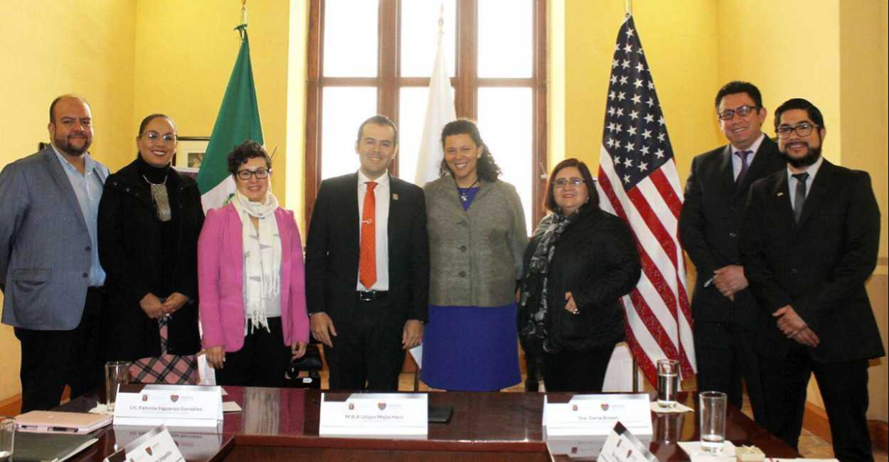 El alcalde de la capital, Ulises Mejía Haro con la ministra de Estados Unidos Dana Brown, y parte de la delegación. 