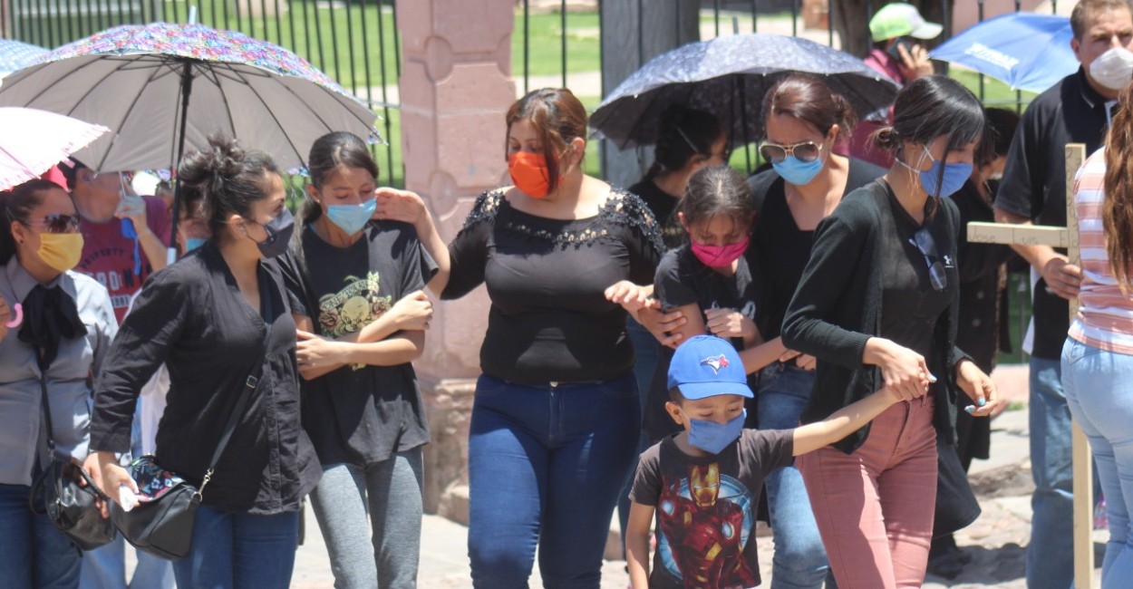 Por el dolor de perder a un ser querido exponen a los niños a los riesgos sanitarios. Fotos: Imagen Zacatecas.
