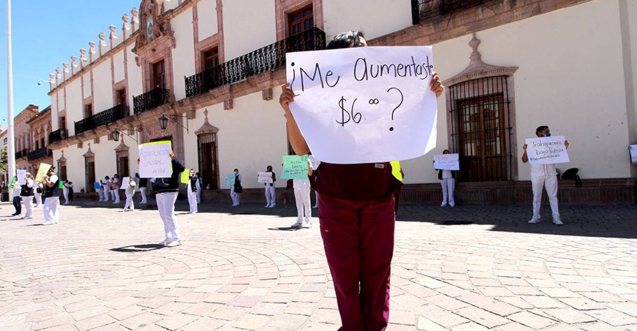 En palacio de gobierno protestaron por segundo día. Foto: Miguel Alvarado.