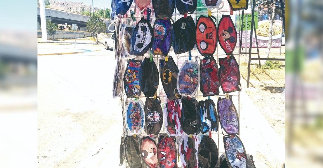 Ofrece sus productos con miedo a que lo retiren de las calles. Foto: Elena Chávez.