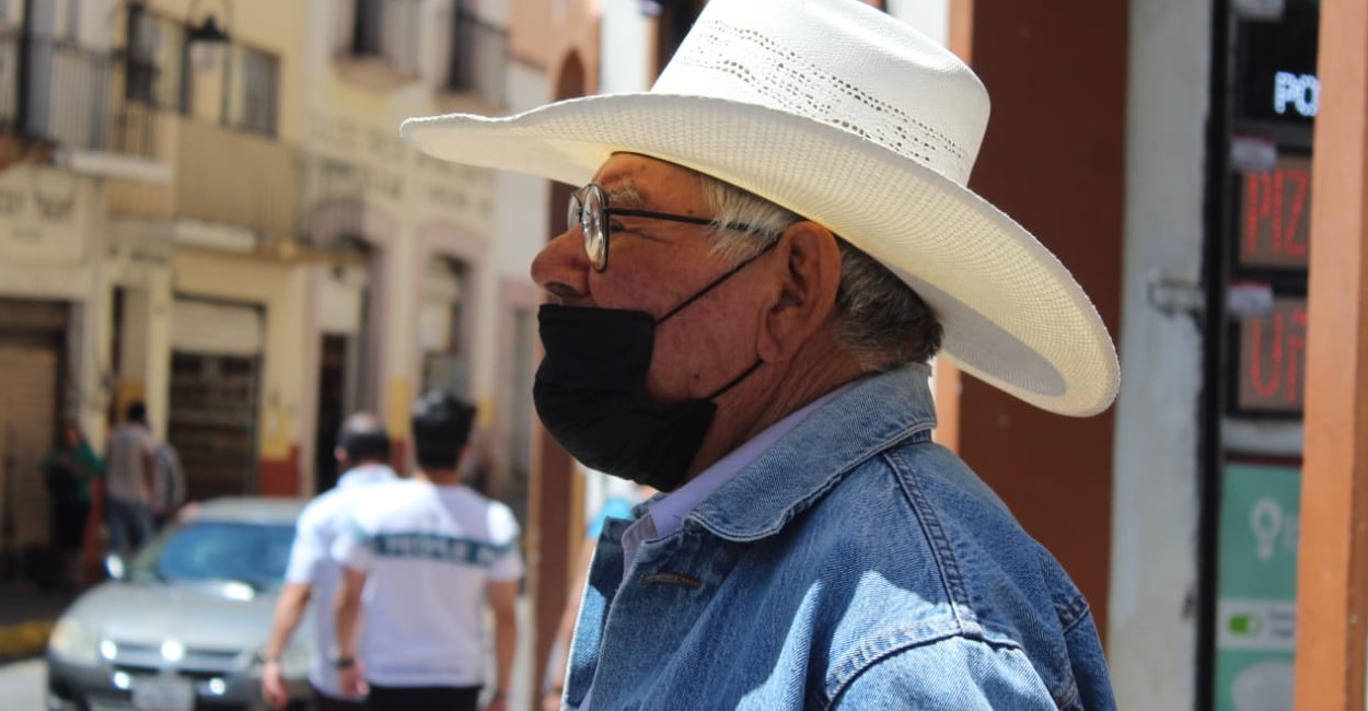 La mayoría de los abuelitos usa cubrebocas. Fotos: Miguel Alvarado.