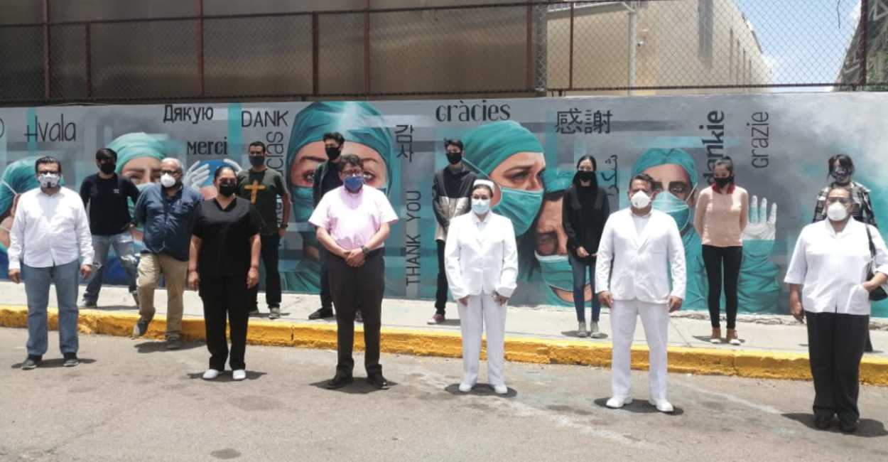 En la inauguración del mural se muestra al presidente de Fresnillo, Saúl Monreal Ávila con autoridades municipales y personal de enfermería.