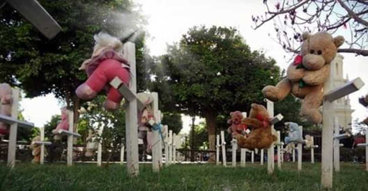 Peluches fueron colocados en las 49 cruces de cada uno de los niños y niñas que murieron en el incendio de la guardería ABC.