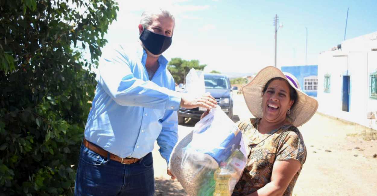 El alcalde de Jerez Antonio Aceves Sánchez entregó despensas a personas vulnerables del municipio.