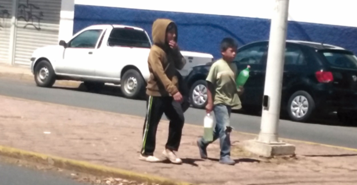Miguel, de tan solo 11 años es uno de tantos niños que salen a pedir monedas a la calle.