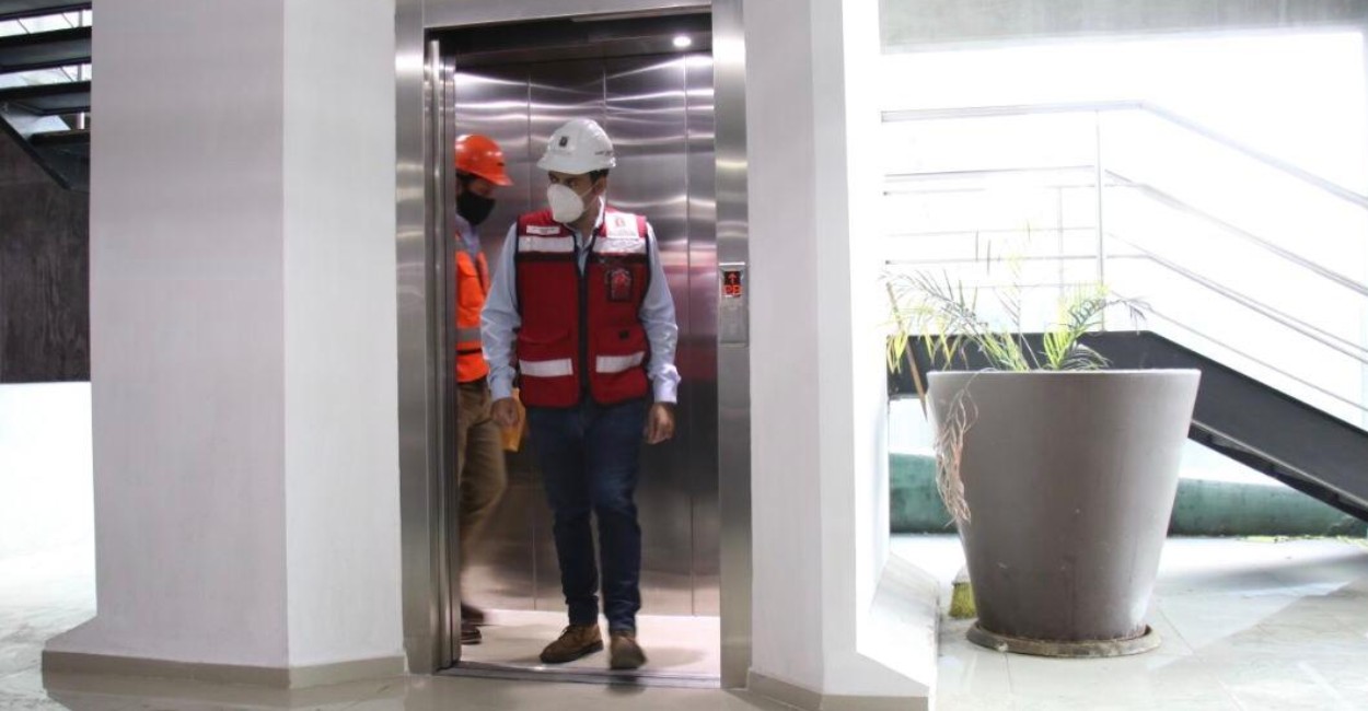 Ulises Mejía, alcalde de Zacatecas durante la supervisión del elevador. 
