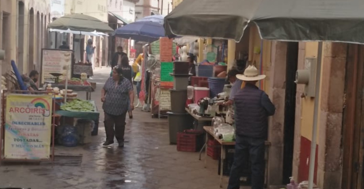 Los zacatecanos salen a hacer sus compras con normalidad. | Foto: Elena Chávez