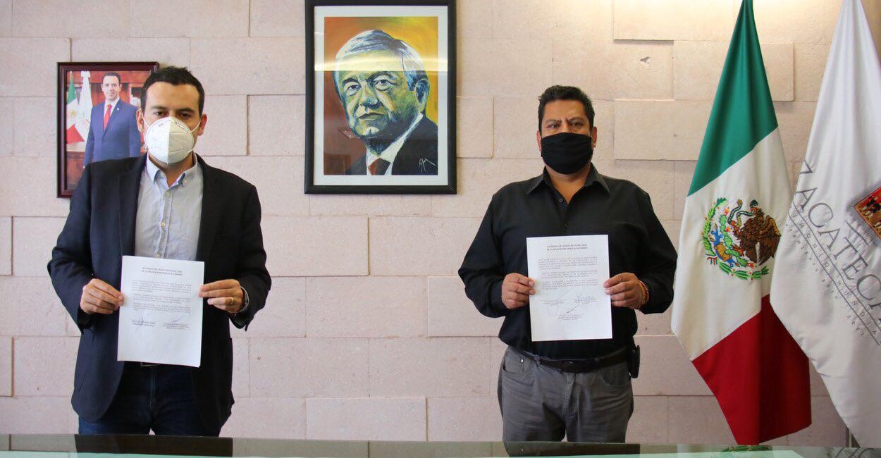 El alcalde de Zacatecas, Ulises Mejía (izquierda), refrendó el compromiso con sus empleados. | Foto: cortesía